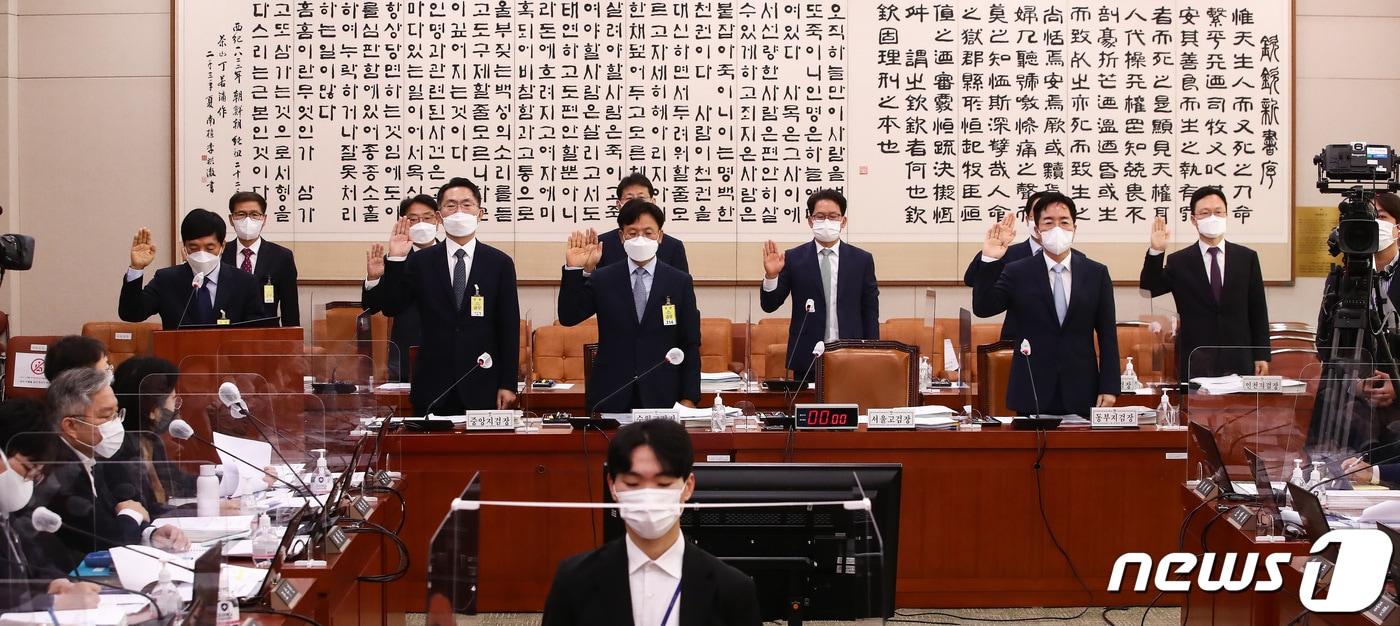 본문 이미지 - 이성윤 서울고검장 등 참석자들이 14일 오전 국회 법제사법위원회에서 열린 서울고등검찰청, 수원고등검찰청 등에 대한 국정감사에서 선서를 하고 있다. 2021.10.14/뉴스1 ⓒ News1 이동해 기자