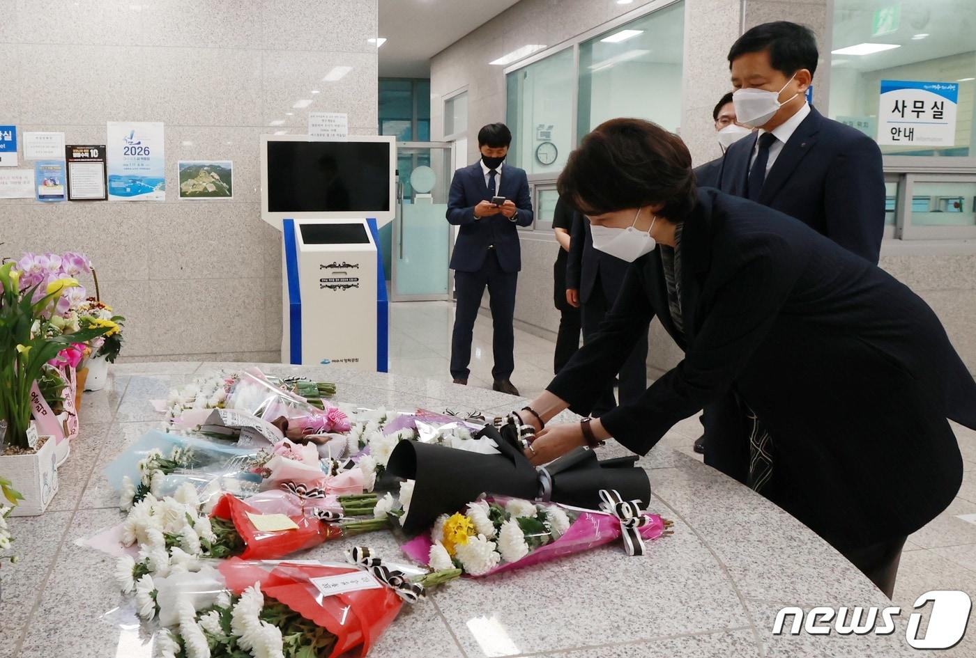 본문 이미지 - 유은혜 부총리 겸 교육부장관이 지난달 13일 전남 여수 추모의집을 방문, 현장실습 도중 사망한 특성화고 학생 고(故) 홍정운 군을 추모하고 있다. (교육부 제공)/뉴스1