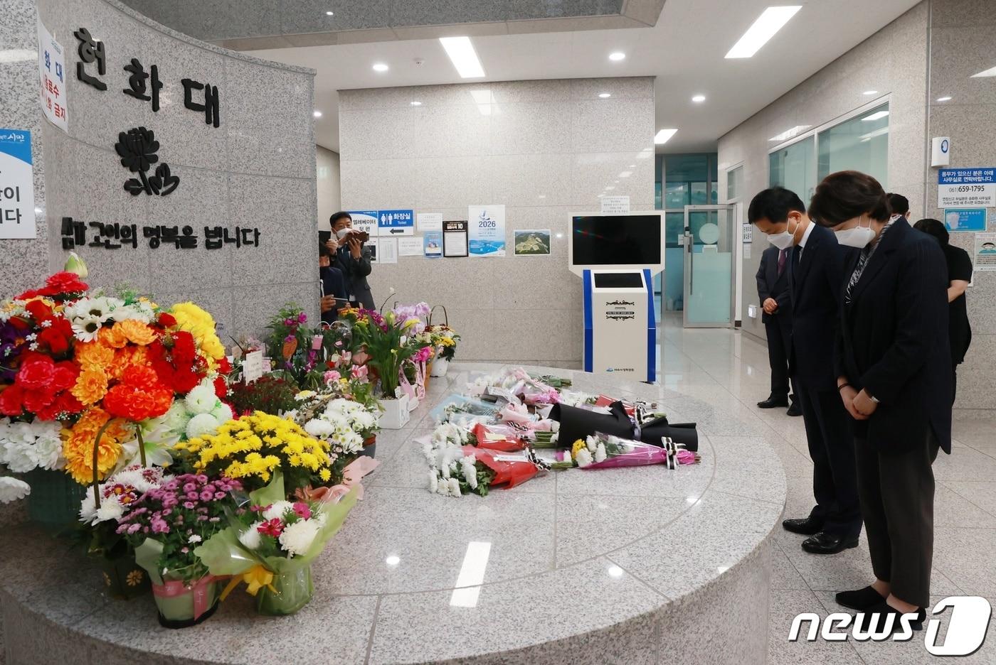 본문 이미지 - 강원도교육청은 직업계고 산업체 현장실습에서 안전사고를 예방 긴급 점검을 벌인다고 26일 밝혔다. 유은혜 사회부총리 겸 교육부장관이 지난 13일 전남 여수 추모의집을 방문, 현장실습 도중 사망한 특성화고 학생 고(故) 홍정운 군을 추모하고 있다. (교육부 제공) 2021.10.14/뉴스1
