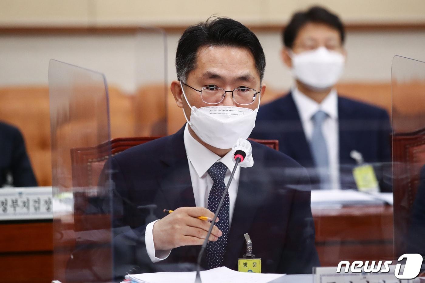 본문 이미지 - 이정수 서울중앙지검장이 지난해 10월14일 오전 국회 법제사법위원회에서 열린 서울고등검찰청, 수원고등검찰청에 대한 국정감사에서 의원들의 질문에 답변하고 있다. 2021.10.14/뉴스1 ⓒ News1 오대일 기자