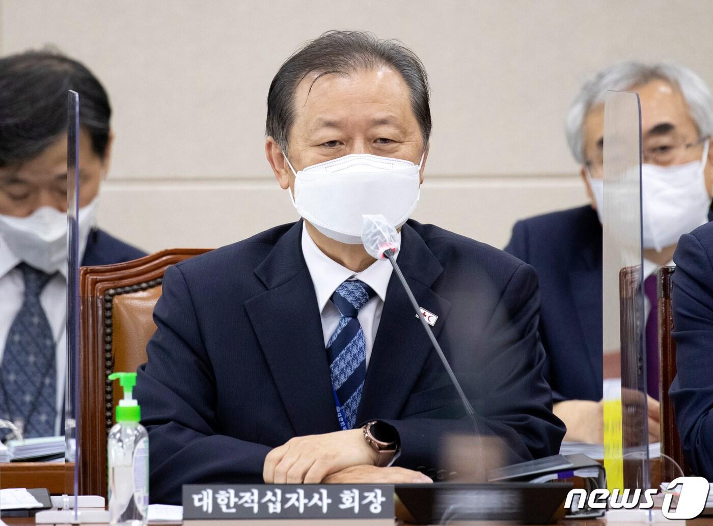 본문 이미지 - 신희영 대한적십자사 회장이 14일 국회에서 열린 보건복지위원회 국정감사에서 의원들 질의에 답하고 있다. 2021.10.14/뉴스1 ⓒ News1 오대일 기자