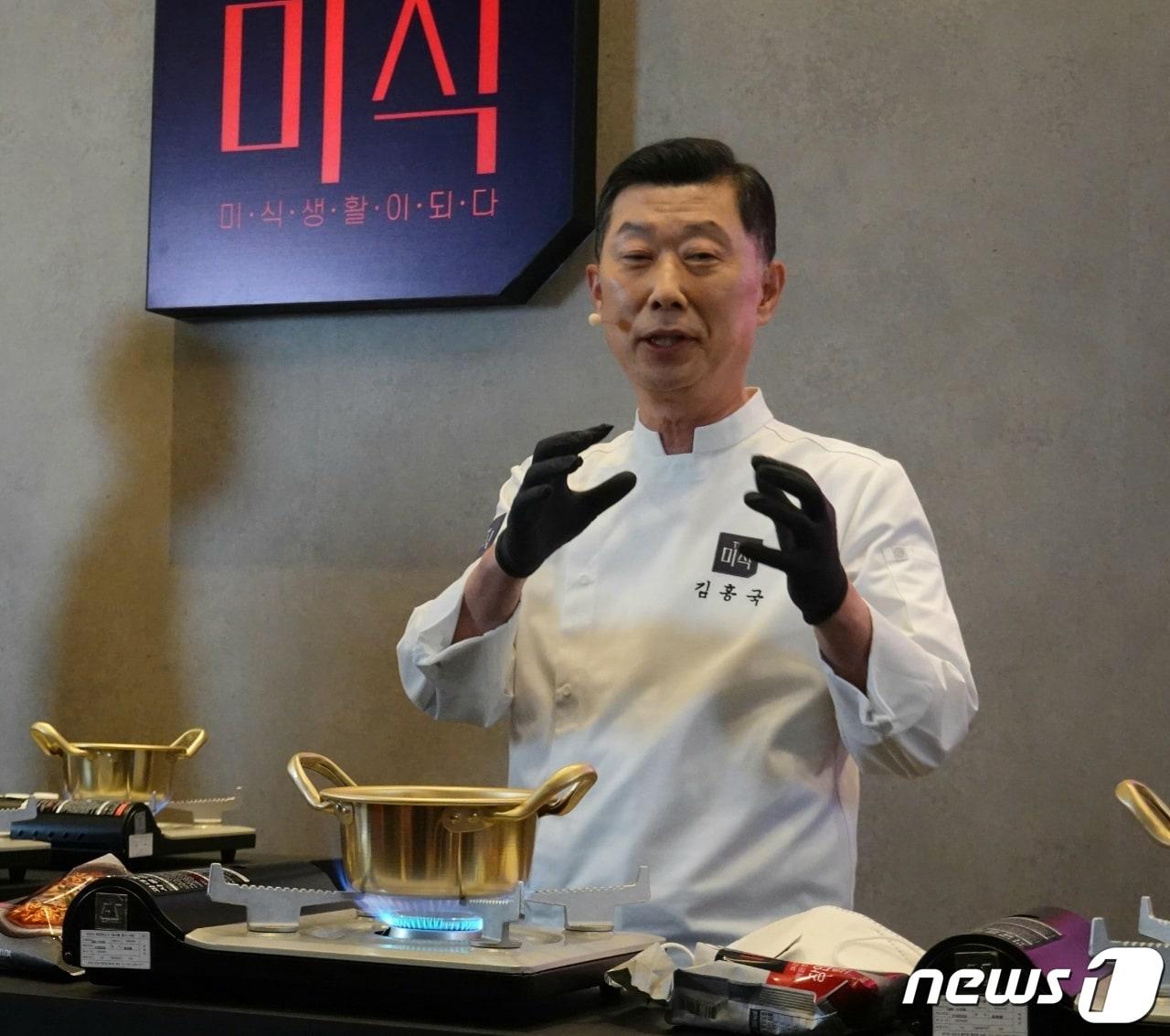 본문 이미지 - 김홍국 하림 그룹 회장이 14일 서울 강남구 본사 하림타워에서 열린 기자간담회에서 신제품 'The미식 장인라면'을 끓이고 있다. ⓒ 뉴스1 황덕현 기자