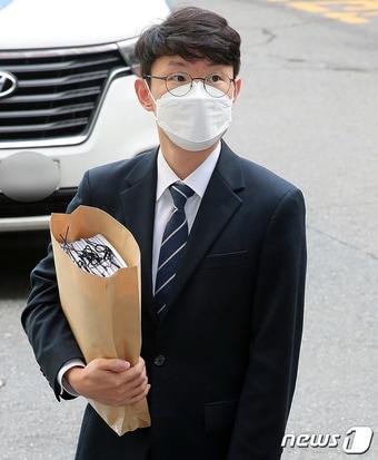 본문 이미지 - 현직 기자들의 신상 수집·공개 웹사이트 '마이기레기닷컴’을 명예 훼손과 취재·보도 업무 방해 혐의로 고소한 한국기자협회의 법률대리인 진한수 변호사가 14일 오후 고소인 조사를 받기위해 서울 서대문경찰서로 출석하고 있다. 2021.10.14/뉴스1 ⓒ News1 김진환 기자