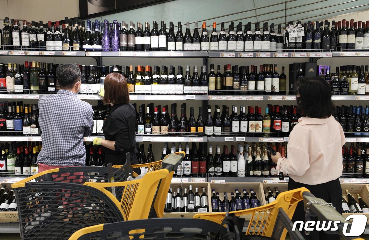 서울 이마트 용산점에서 시민들이 와인을 살펴보고 있다. /뉴스1 ⓒ News1 신웅수 기자