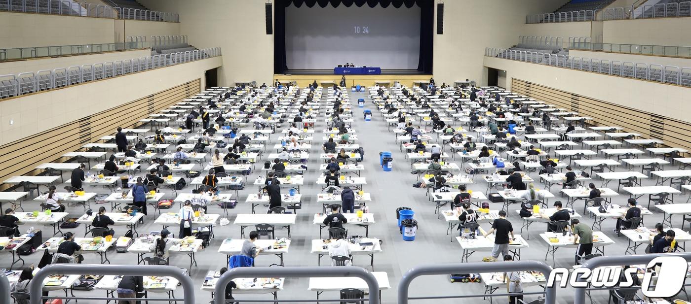 본문 이미지 - 청주대학교가 2022학년도 수시모집 예체능 전형 실기고사를 오는 21일까지 일정으로 진행 중이다. 디자인·조형학부 지원자들이 석우문화체육관에서 시험을 치르고 있다.ⓒ 뉴스1