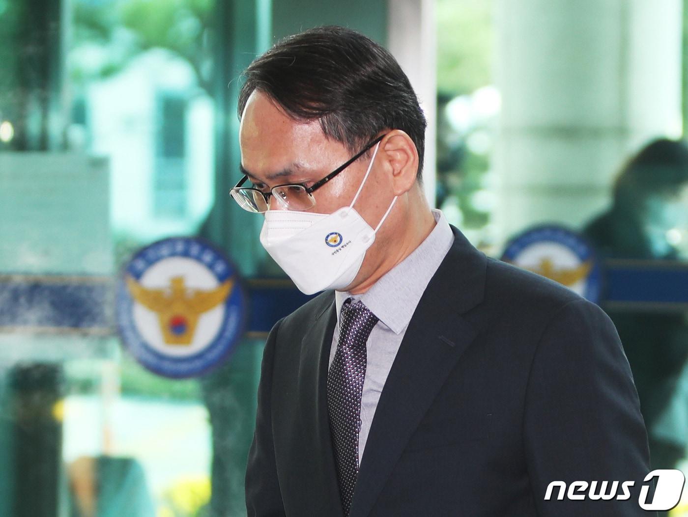 본문 이미지 - 남구준 경찰청 국가수사본부장이 성남시 대장동 개발 특혜 의혹 수사상황 점검을 하기 위해 14일 오후 경기도 수원시 장안구 경기남부경찰청으로 들어서고 있다. 2021.10.14/뉴스1 ⓒ News1 김영운 기자