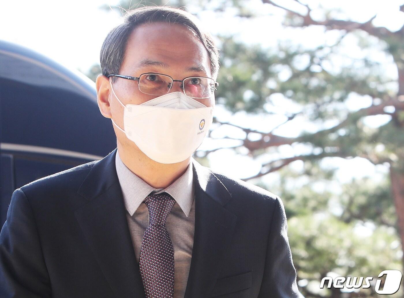 본문 이미지 - 남구준 경찰청 국가수사본부장이 성남시 대장동 개발 특혜 의혹 수사상황 점검을 하기 위해 14일 오후 경기도 수원시 장안구 경기남부경찰청으로 들어서고 있다. 2021.10.14/뉴스1 ⓒ News1 김영운 기자