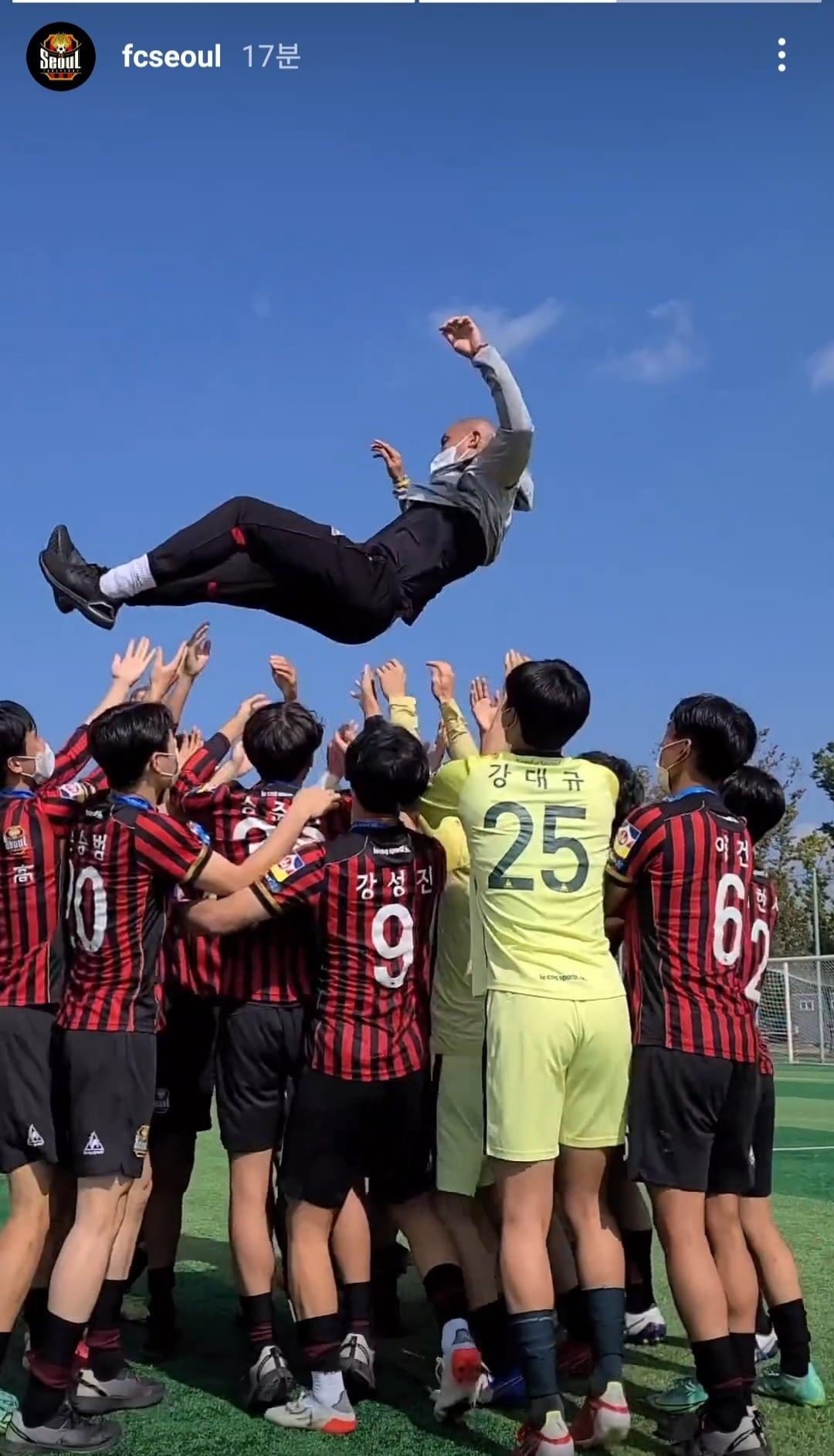 본문 이미지 - 전국체전에서 우승을 한 오산고 선수들이 차두리 감독을 향해 헹가레를 하고 있다. (FC서울 SNS)