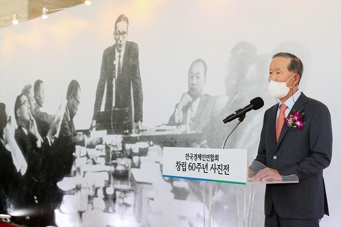 본문 이미지 - 허창수 전경련 회장이 전경련 창립 60주년 사진전에서 발언하고 있다.(전경련 제공)ⓒ 뉴스1