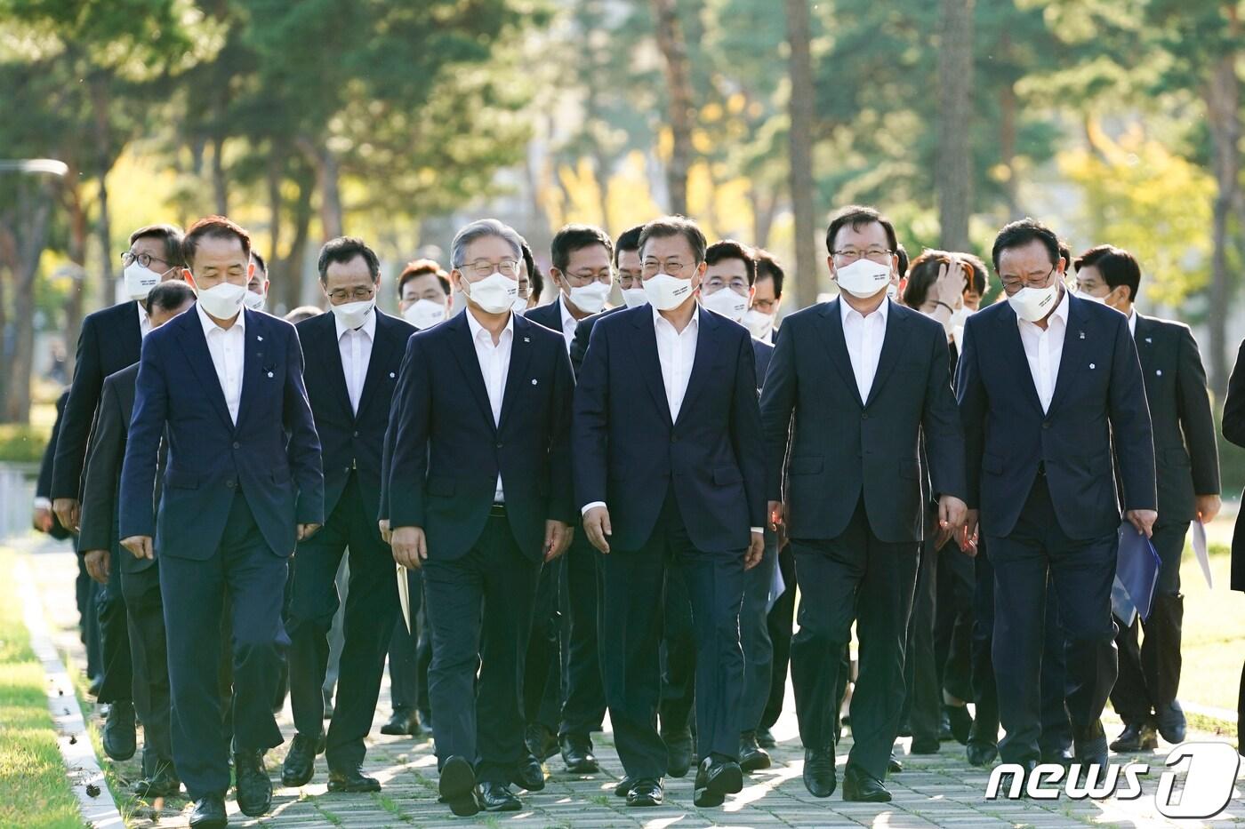 본문 이미지 - 문재인 대통령이 세종시 정부세종컨벤션센터에서 열린 '균형발전 성과와 초광역협력 지원전략 보고' 행사를 마친 후 더불어민주당 대선후보인 이재명 경기도지사, 김부겸 국무총리 등 참석자들과 함께 기념촬영을 하기 위해 이동하고 있다. 2021.10.14/뉴스1 ⓒ News1 이광호 기자
