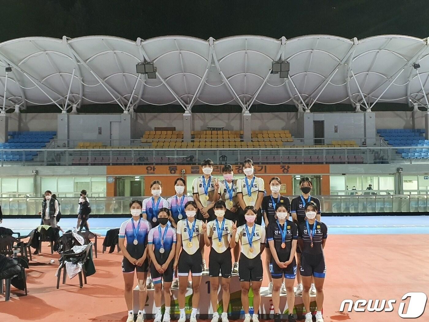 본문 이미지 - '102회 전국체육대회'에 출전해 금메달을 차지한 롤러 종목의 충북 선수단(가운데).(충북도체육회 제공).2021.10.14/ⓒ 뉴스1