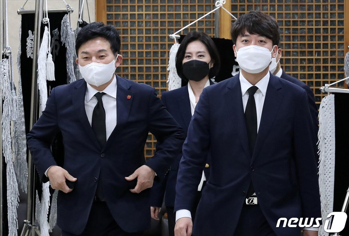 본문 이미지 - 이준석 국민의힘 대표(오른쪽)와 원희룡 국민의힘 대선 예비후보가 14일 오후 서울 서초구 서울성모병원 장례식장에 고(故) 이완구 전 국무총리의 빈소를 찾고 있다. 2021.10.14/뉴스1 ⓒ News1 신웅수 기자