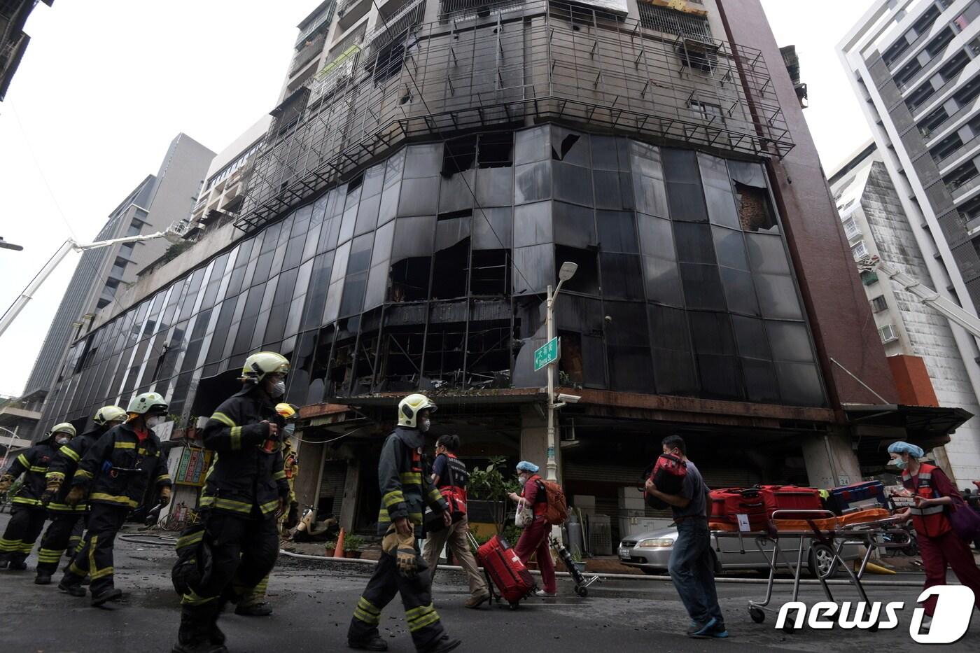 대만 가오슝 13층 건물 화재…46명 사망·41명 부상(종합) - 뉴스1