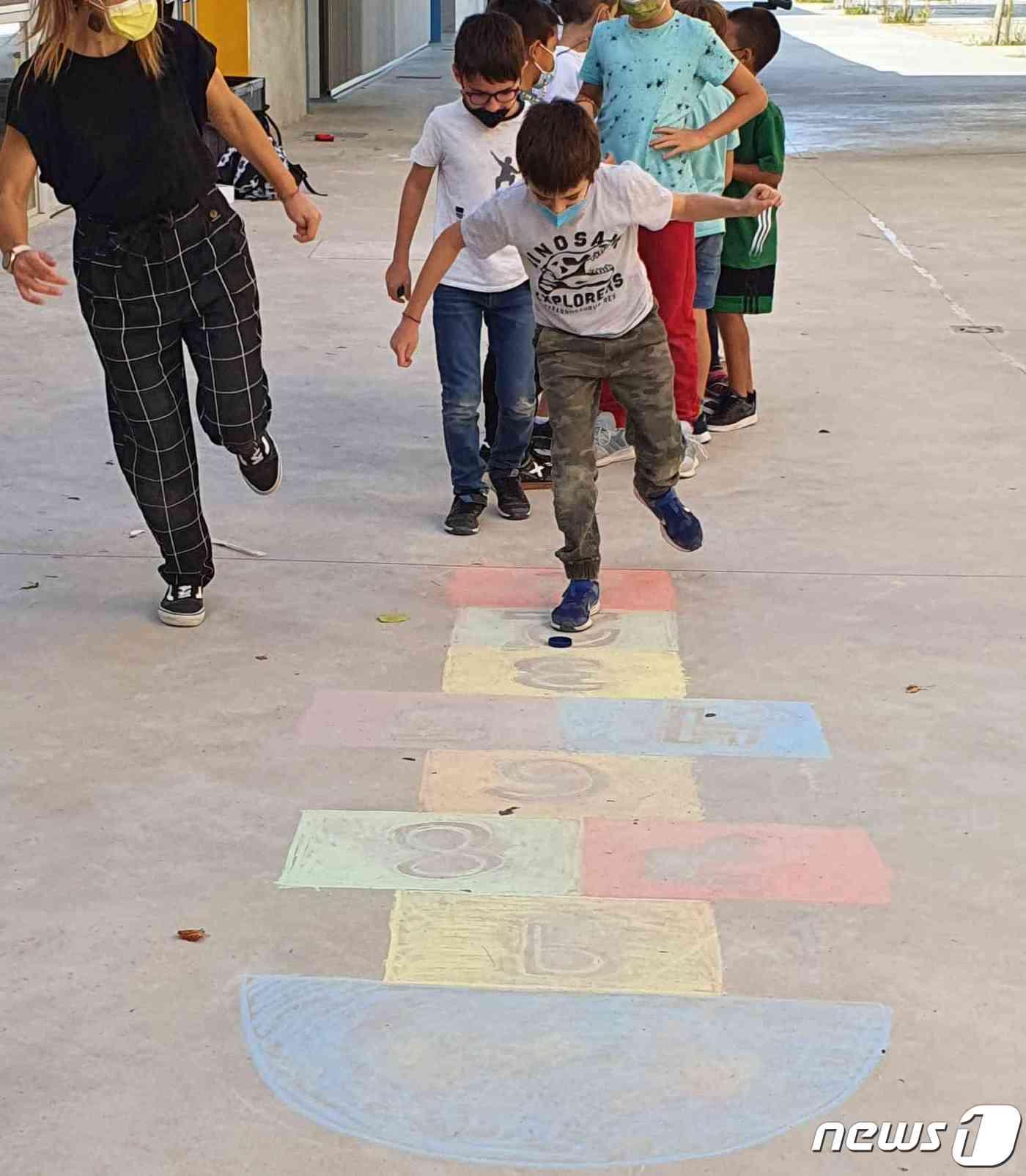 본문 이미지 - 스페인 전통놀이 '홉스콕치'(제공 한국국제문화교류진흥원)ⓒ 뉴스1