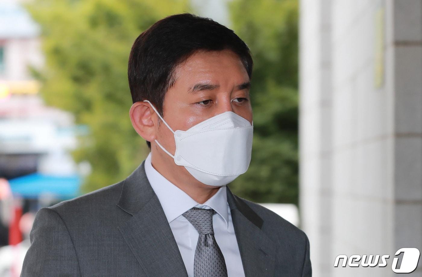 본문 이미지 - '라임자산운용 사태'의 핵심인물인 김봉현 전 스타모빌리티 회장이 15일 오전 서울 양천구 서울남부지방법원에서 열린 특정경제범죄 가중처벌법상 횡령 등 관련 공판에 출석하고 있다. 2021.10.15/뉴스1 ⓒ News1 구윤성 기자