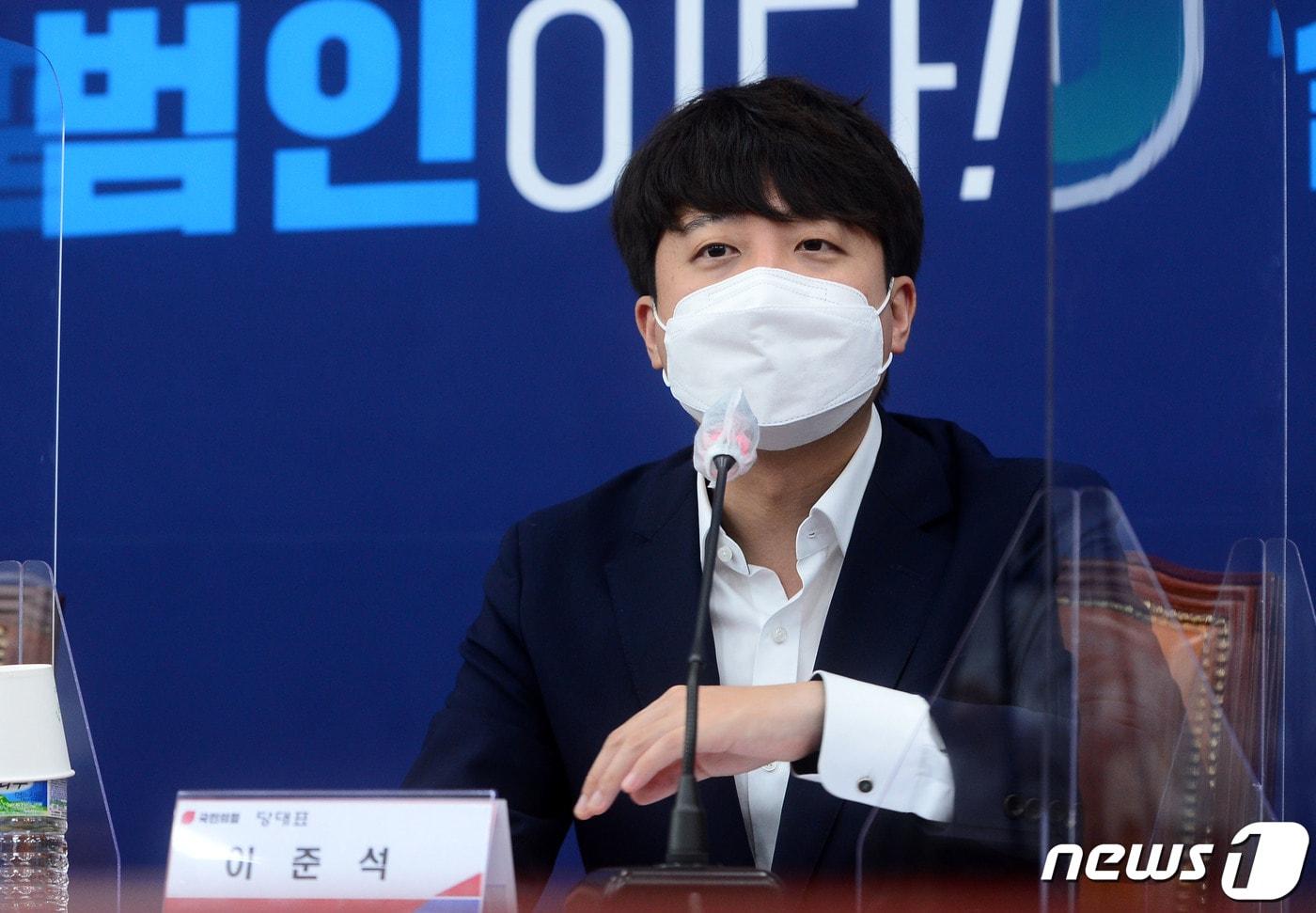 이준석 국민의힘 대표가 15일 오전 서울 여의도 국회에서 열린 국민의힘-중소기업중앙회 간담회에서 발언하고 있다. 2021.10.15/뉴스1 ⓒ News1 이동해 기자
