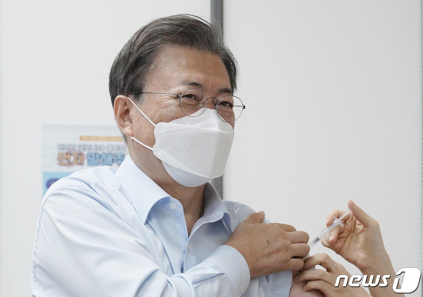 본문 이미지 - 문재인 대통령이 15일 서울 국립중앙의료원 코로나19 중앙예방접종센터에서 코로나19 백신 추가 접종을 받고 있다.2021.10.15/뉴스1 ⓒ News1 이광호 기자