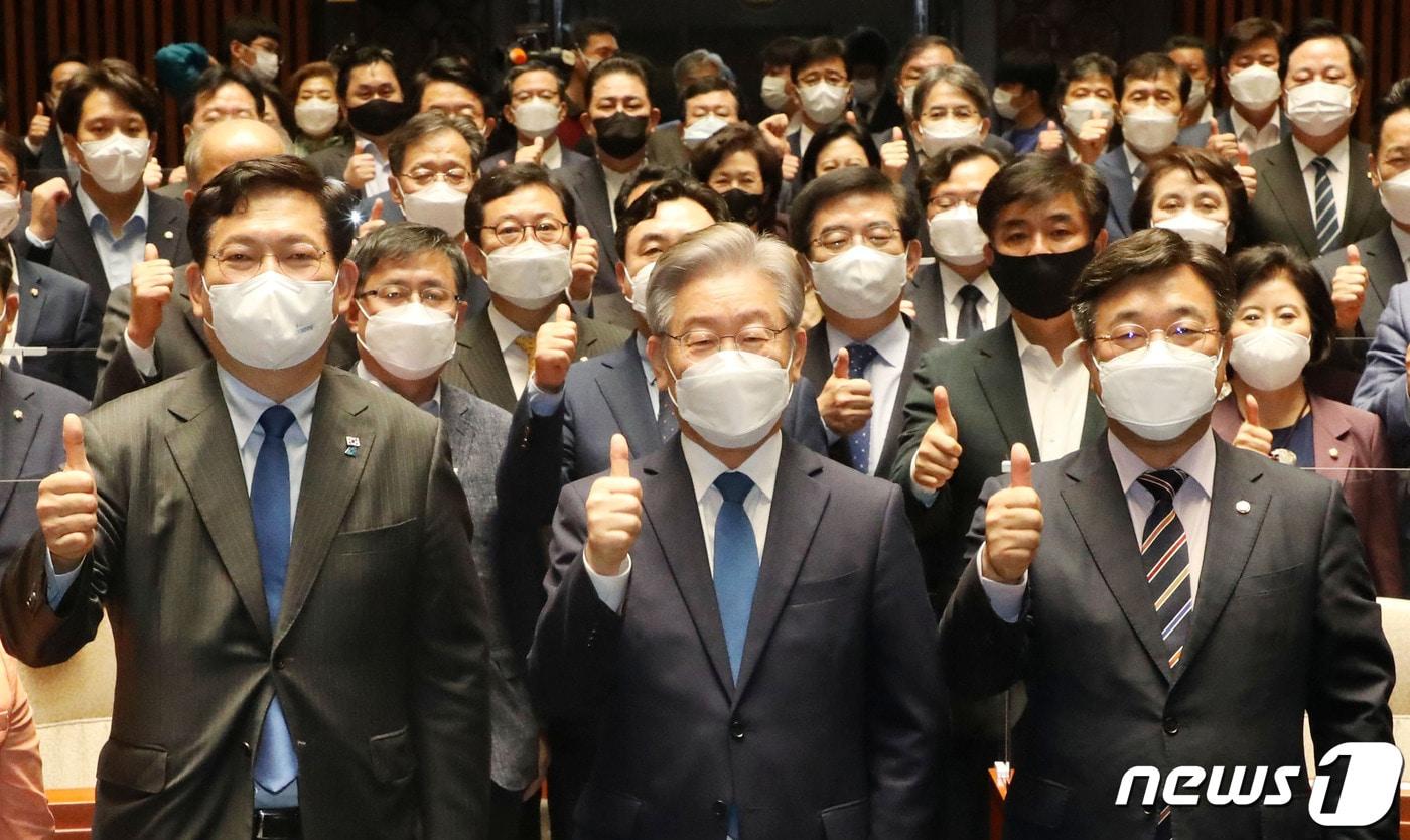 15일 오전 서울 국회에서 열린 더불어민주당 의원총회에 참석한 이재명 대선 후보가 송영길 당대표등 의원들과 엄지를 들어보이며 대선승리를 다짐 하고 있다. 2021.10.15/뉴스1 ⓒ News1 이동해 기자