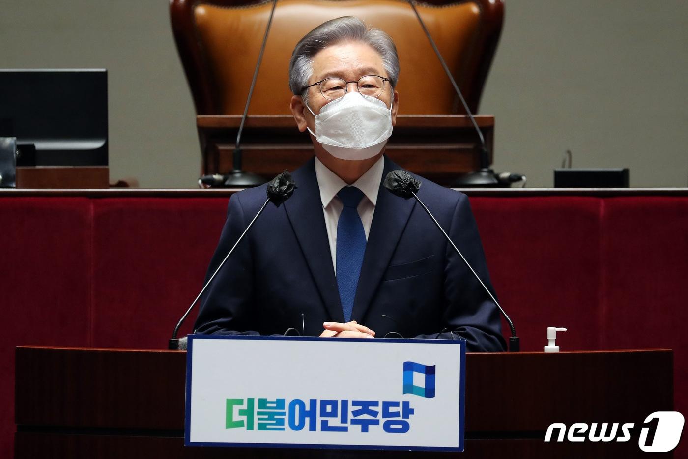 이재명 대선 후보가 15일 오전 서울 여의도 국회 예결위회의장에서 열린 더불어민주당 의원총회에서 발언하고 있다. 2021.10.15/뉴스1 ⓒ News1 이동해 기자