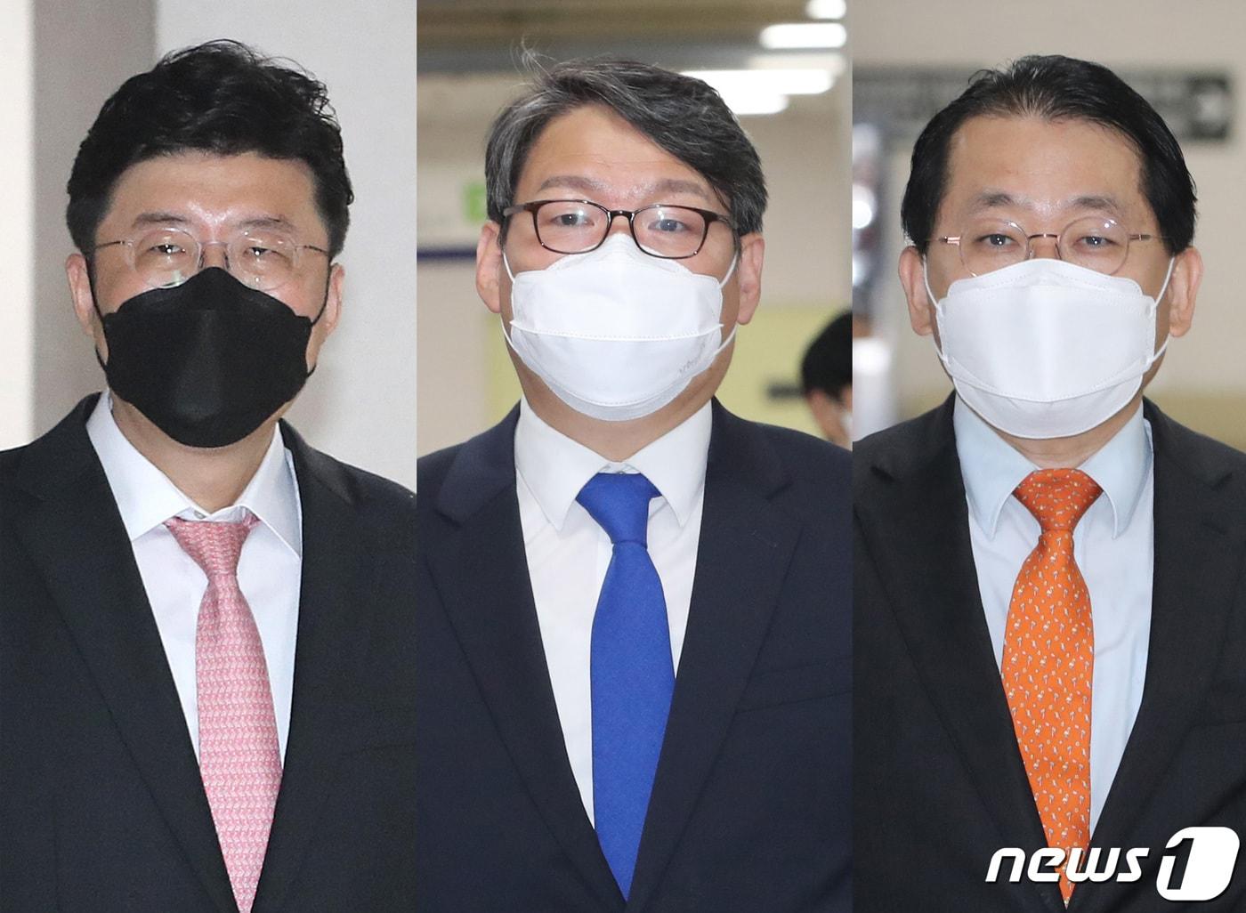 본문 이미지 - '김학의 전 법무부 차관 불법 출국금지'에 관여한 혐의로 재판에 넘겨진 (왼쪽부터) 이규원 조국혁신당 대변인, 이광철 전 청와대 민정비서관, 차규근 조국혁신당 의원. 2021.10.15/뉴스1 ⓒ News1 이성철 기자