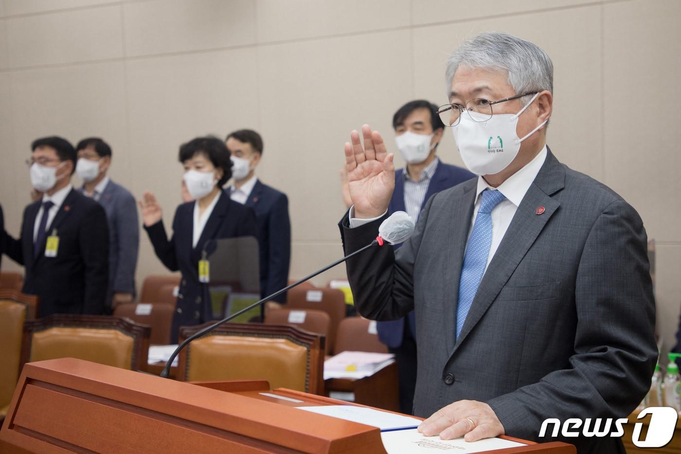 본문 이미지 - 김용익 국민건강보험공단 이사장이 15일 오전 서울 여의도 국회 상임위 보건복지위에서 국민건강보험공단, 건강보험심사평가원에 대한 국정감사에서 증인선서를 하고 있다. 2021.10.15/뉴스1 ⓒ News1 이동해 기자
