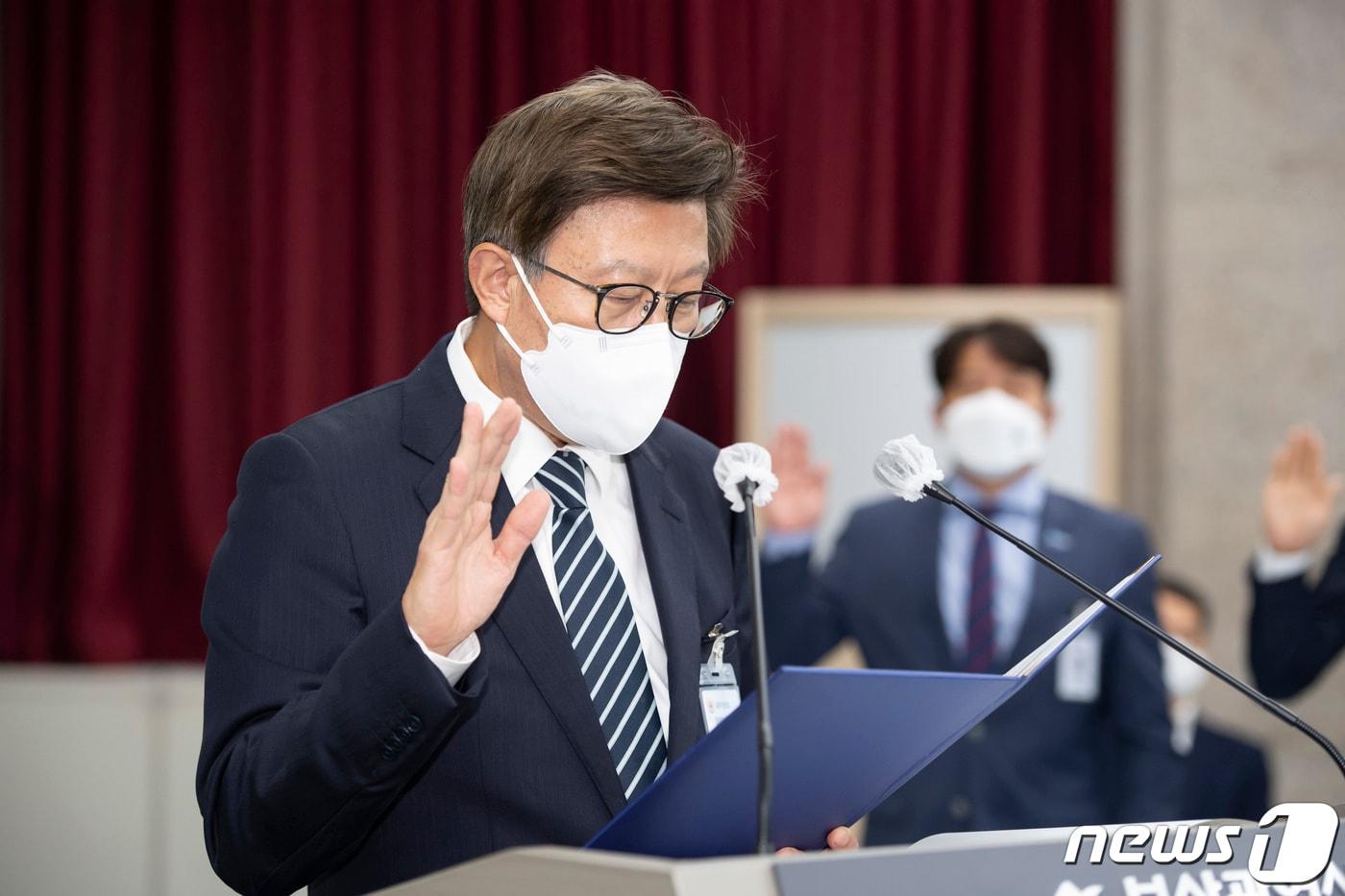 본문 이미지 - 박형준 부산시장이 15일 부산시청 대회의실에서 국회 행정안전위원회의 부산시 국정감사에 대한 선서를 하고 있다.2021.10.15/뉴스1 ⓒ News1 사진공동취재단
