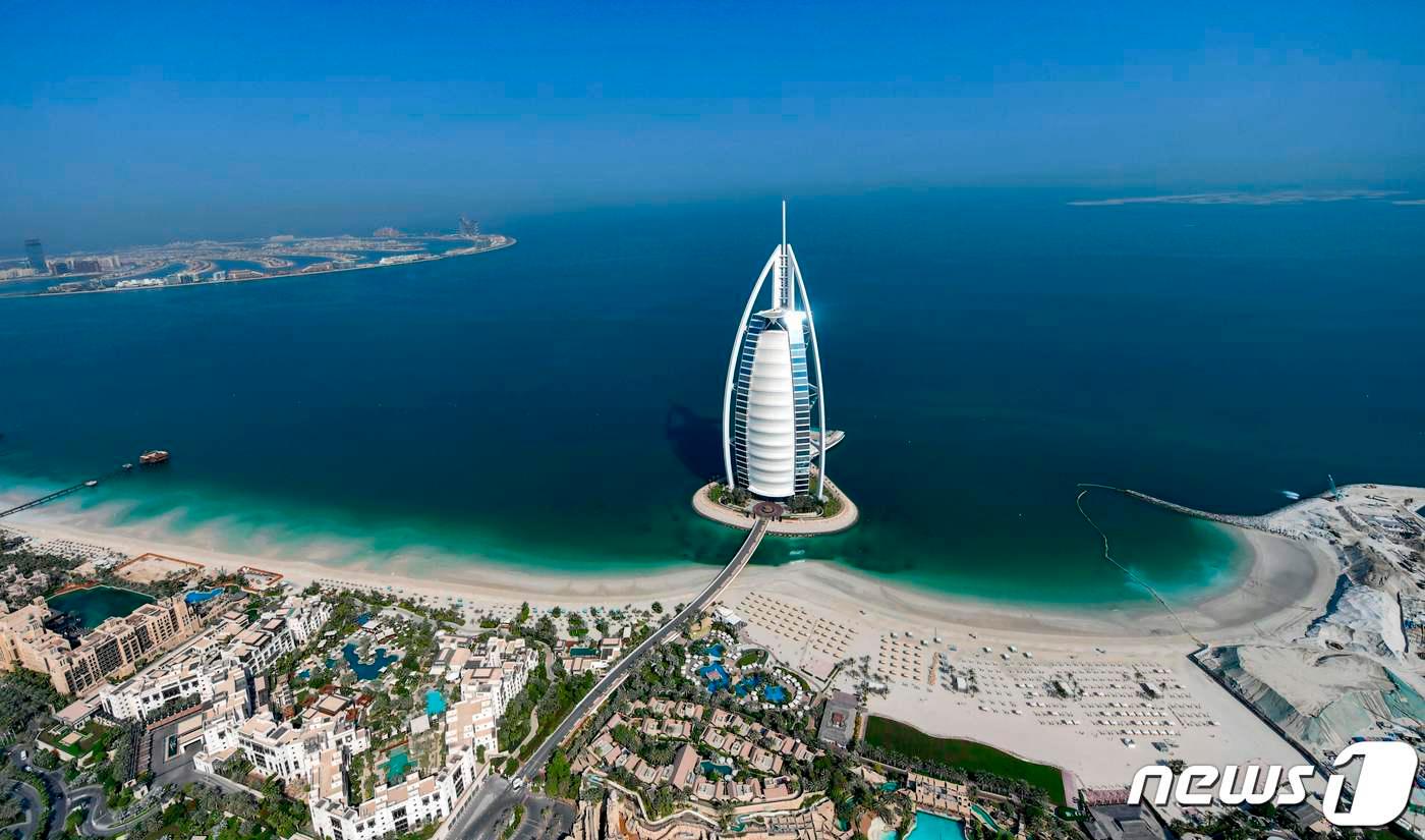 부르즈 알 아랍 호텔의 외관. ⓒ AFP=뉴스1