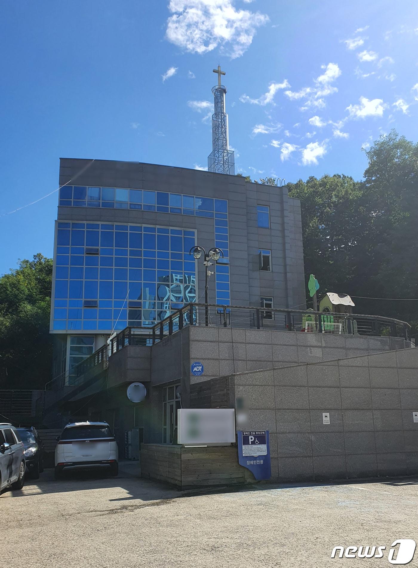 본문 이미지 - 지난 13일 크로체코리아의 등록 주소지가 있는 경기 용인시의 건물 모습. 크로체코리아의 사무실은 찾아볼 수 없고 한 교회가 입주해 있었다. 2021.10.13/뉴스1 ⓒ News1 박동해 기자ⓒ 뉴스1