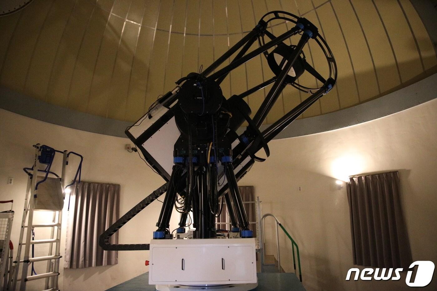 본문 이미지 - 경북대는 오는 24일부터 시민을 대상으로 별을 보는 공개 관측·강연 행사인 '2023 봄·여름 밤하늘 이야기'를 연다. 사진은 지난 2021년 10월 서울에서 열린 2021 관악강감찬축제의 별 관측 프로그램 '낙성대야별회' 모습. (사진은 기사 내용과 무관함) /  (관악문화재단 제공) 뉴스1 자료 사진