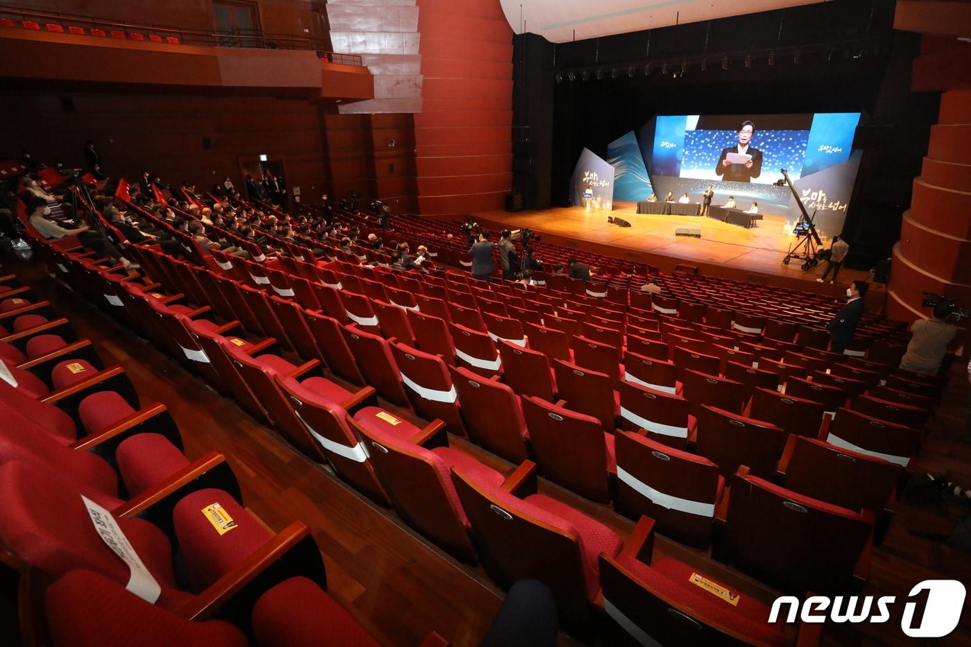 본문 이미지 - 16일 오전 경남 창원시 마산회원구 3·15 아트센터에서 '제42주년 부마민주항쟁 기념식'이 열리고 있다. 2021.10.16 ⓒ 뉴스1 여주연 기자