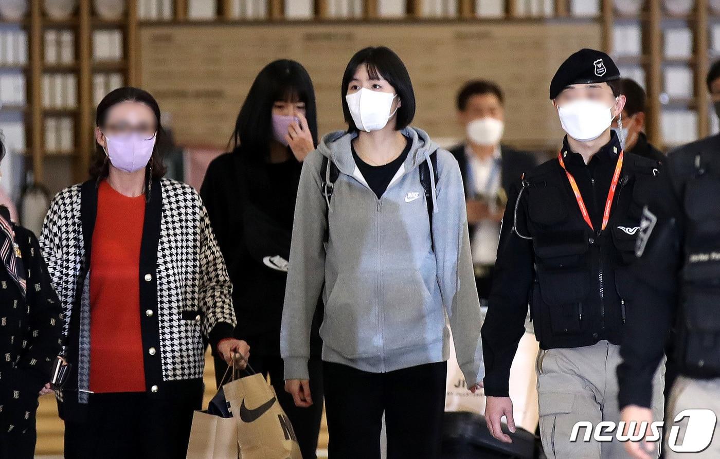 본문 이미지 - 학교폭력 논란으로 무기한 출장정지를 받아 국내 무대에서 사실상 퇴출당한 이재영·이다영 쌍둥이 자매가 16일 오후 인천국제공항을 통해 그리스로 출국하고 있다. 2021.10.16/뉴스1 ⓒ News1 박지혜 기자