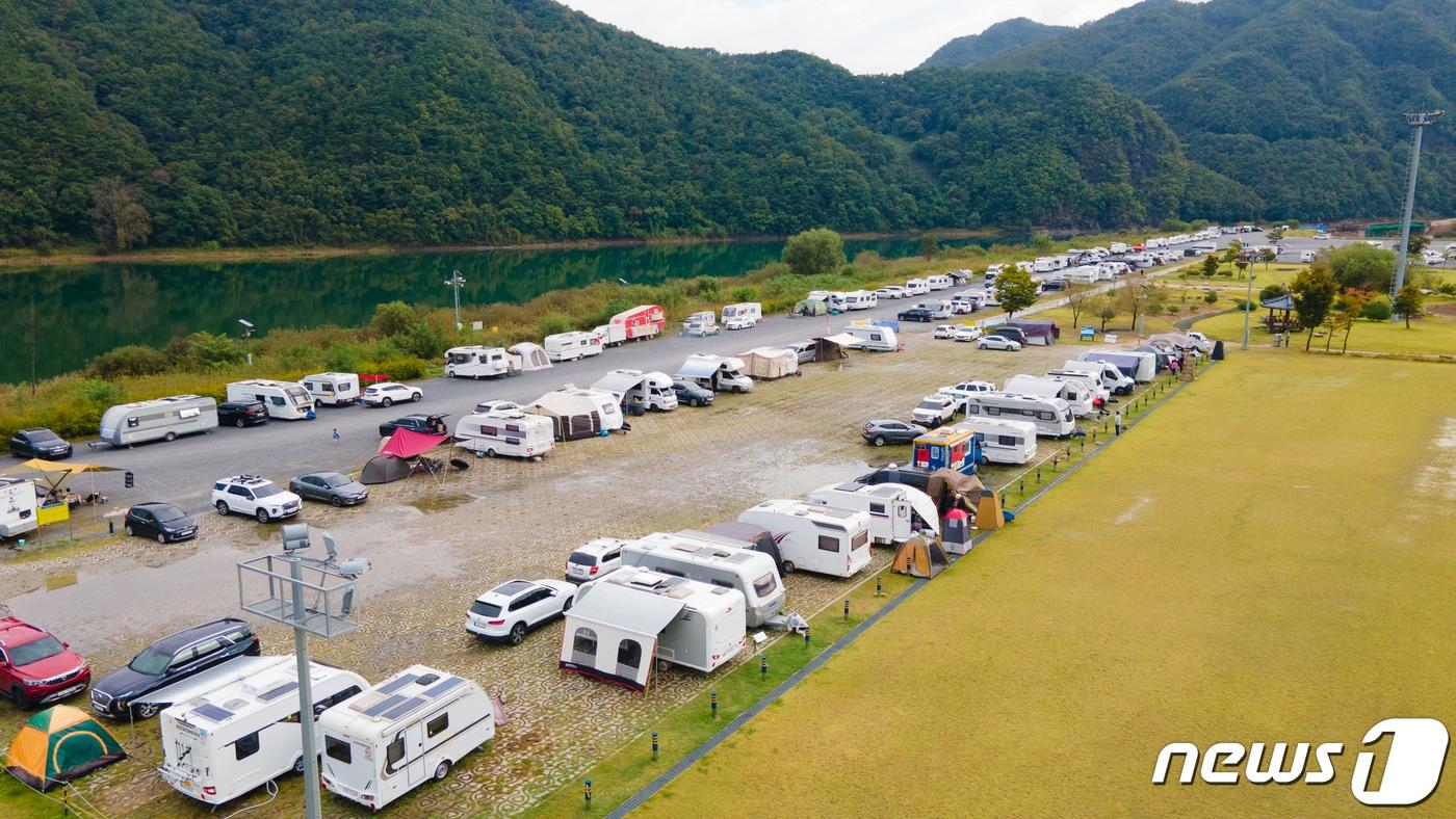 본문 이미지 - 남한강변에 위한 단양샌태체육공원이 차박 명소로 각광을 받고 있다.ⓒ 뉴스1