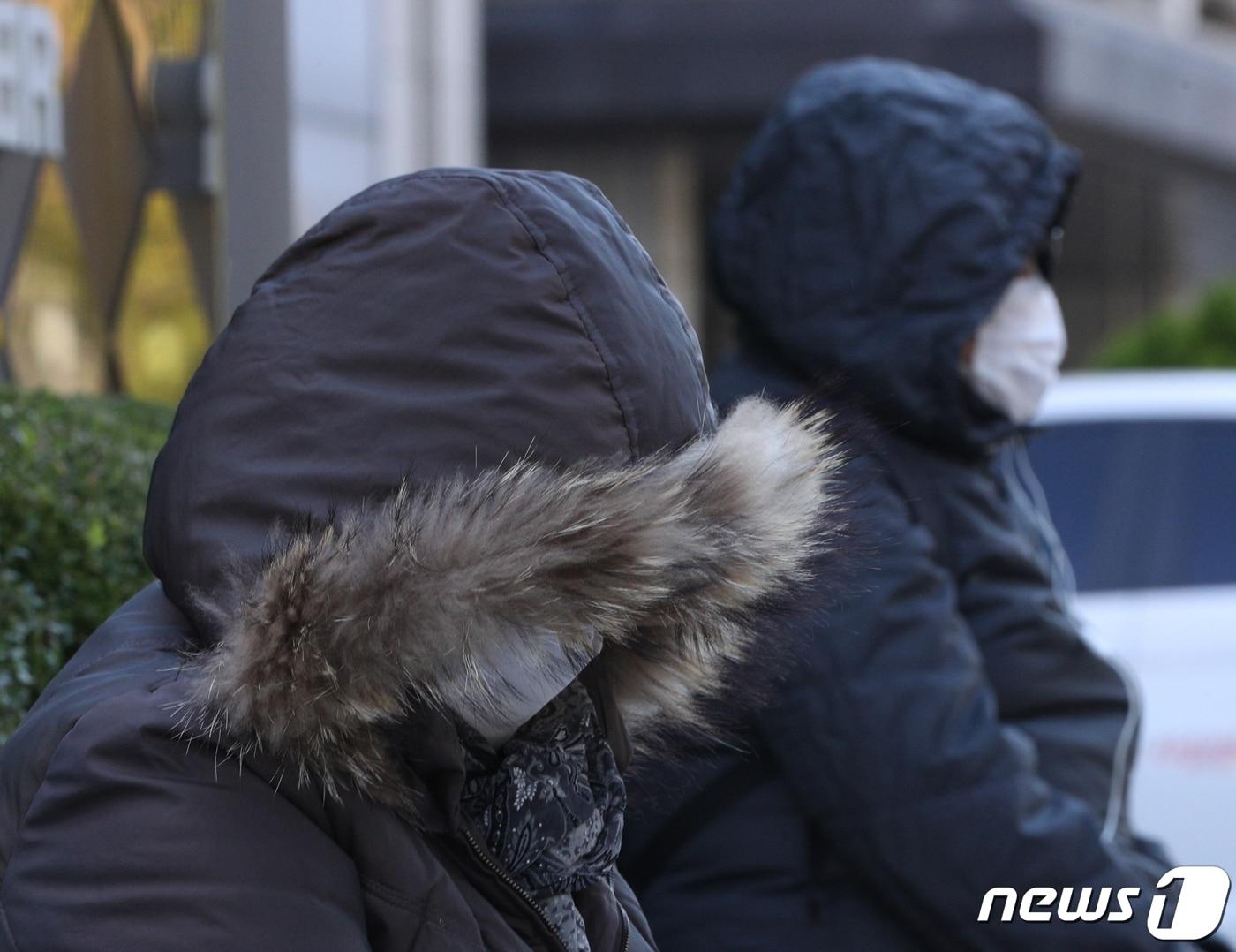 본문 이미지 - 전국 대부분 지역에 한파특보 내려진 17일 오전 서울 광화문네거리에서 두꺼운 겨울옷을 시민들이 걸음을 옮기고 있다. 2021.10.17/뉴스1 ⓒ News1 신웅수 기자