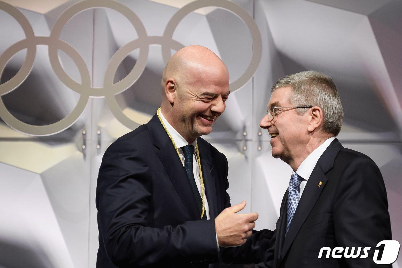 본문 이미지 - 잔니 인판티노 FIFA 회장(왼쪽)과 토마스 바흐 IOC 위원장(오른쪽). ⓒ AFP=뉴스1