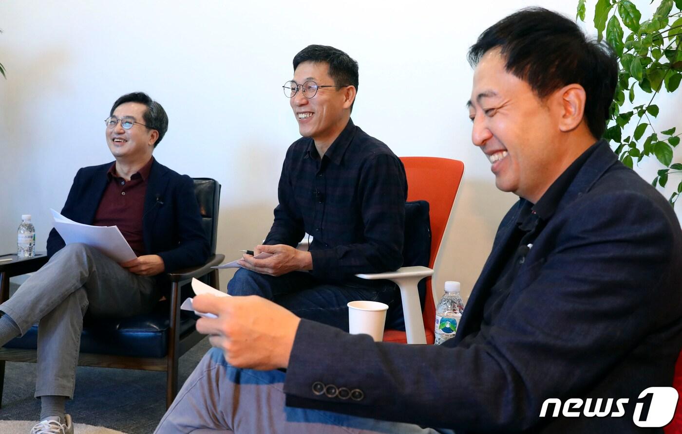 본문 이미지 - 2021년 10월 17일 서울 성동구 서울숲 포휴에서 열린 선후포럼 시작에 앞서 대화를 나누고 있는 김동연 전 전 부총리,(왼쪽부터) 진중권 전 동양대 교수, 금태섭 전 더불어민주당 의원. ⓒ News1 DB