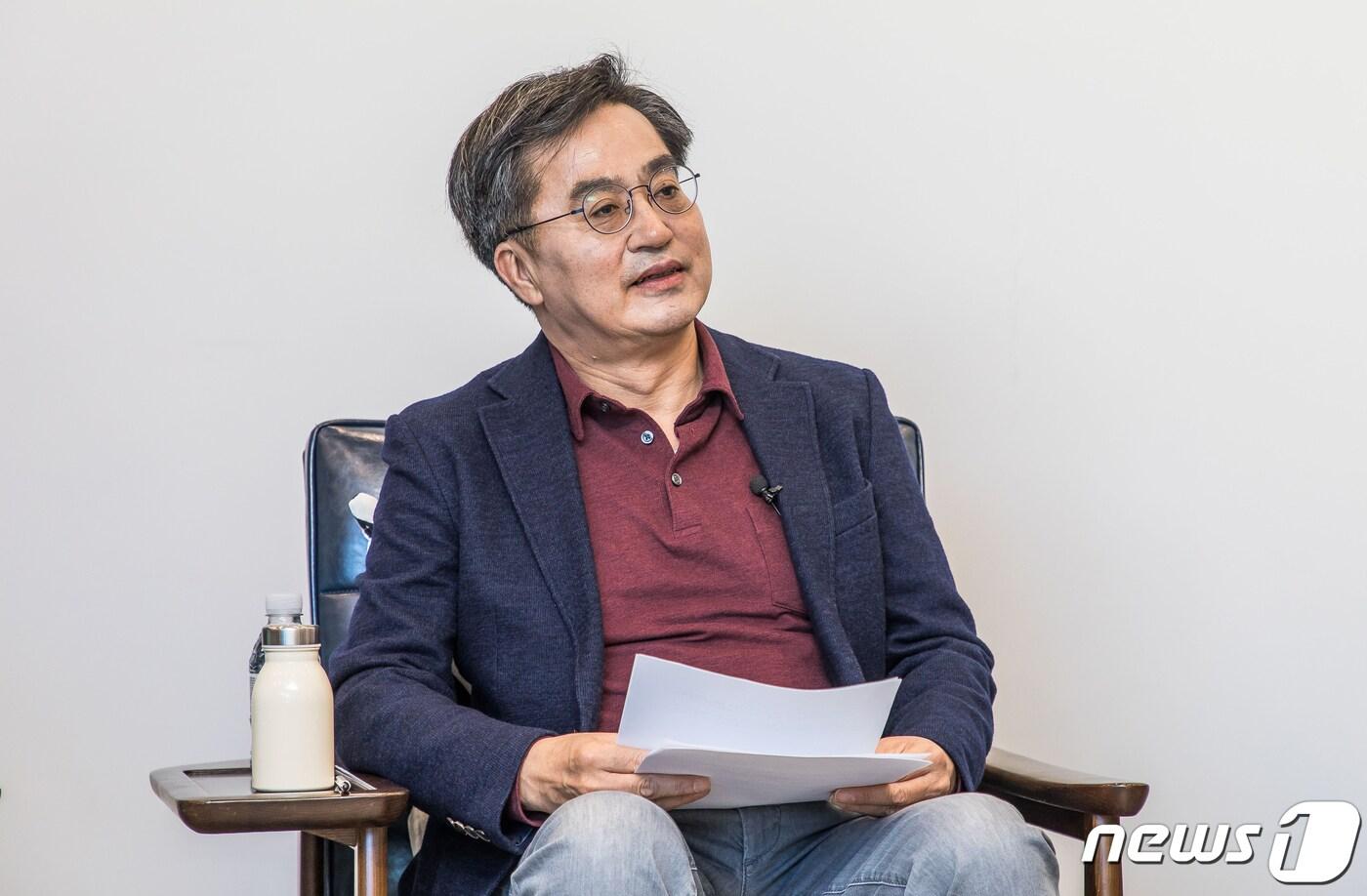 본문 이미지 - 대선출마를 선언한 김동연 전 경제부총리가 지난 17일 오후 서울 성동구 왕십리의 한 사무실에서 열린 유튜브 채널 선후포럼(SF포럼) 생방송에 참석해 참석자들과 대화하고 있다. ⓒ News1 국회사진취재단