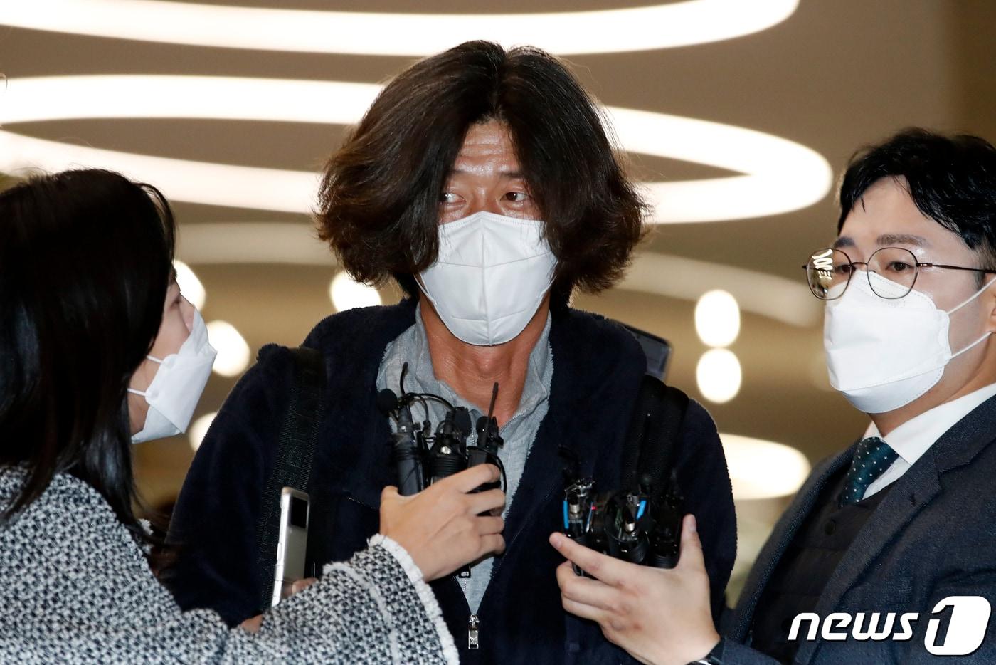 경기 성남시 대장동 개발 특혜 의혹의 핵심인물 중 한 명인 남욱 변호사가 검찰 조사를 받기 위해 18일 오전 인천국제공항을 통해 귀국하고 있다. 남 변호사는 검찰에 녹취록을 제출한 정영학 회계사(천화동인 5호 소유주), 유동규 전 성남도시개발공사 기획본부장과 함께 대장동 의혹의 핵심 인물로 꼽힌다. 화천대유 관계사 천화동인 4호의 실소유주인 남 변호사는 대장동 개발사업을 통해 배당금 약 1000억원을 받은 것으로 알려졌다. 2021.10.18/뉴스1 ⓒ News1 이승배 기자