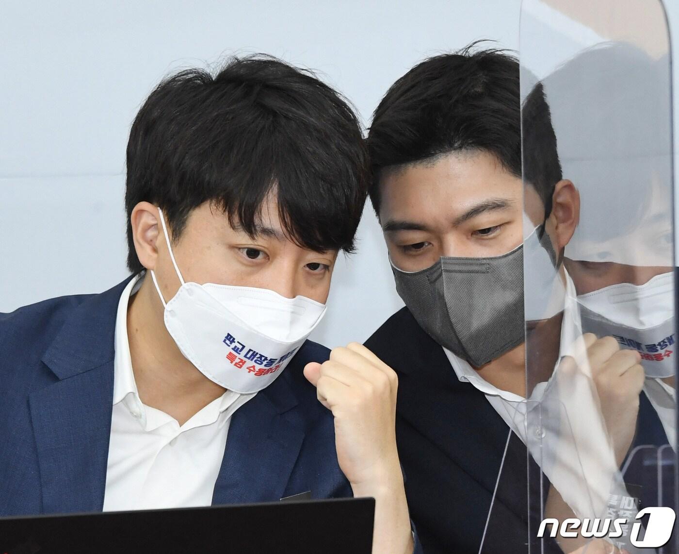 본문 이미지 - 이준석 국민의힘 대표가 18일 오전 서울 여의도 국회에서 열린 최고위원회의에서 김용태 최고위원과 귀엣말을 나누고 있다. 2021.10.18/뉴스1 ⓒ News1 구윤성 기자