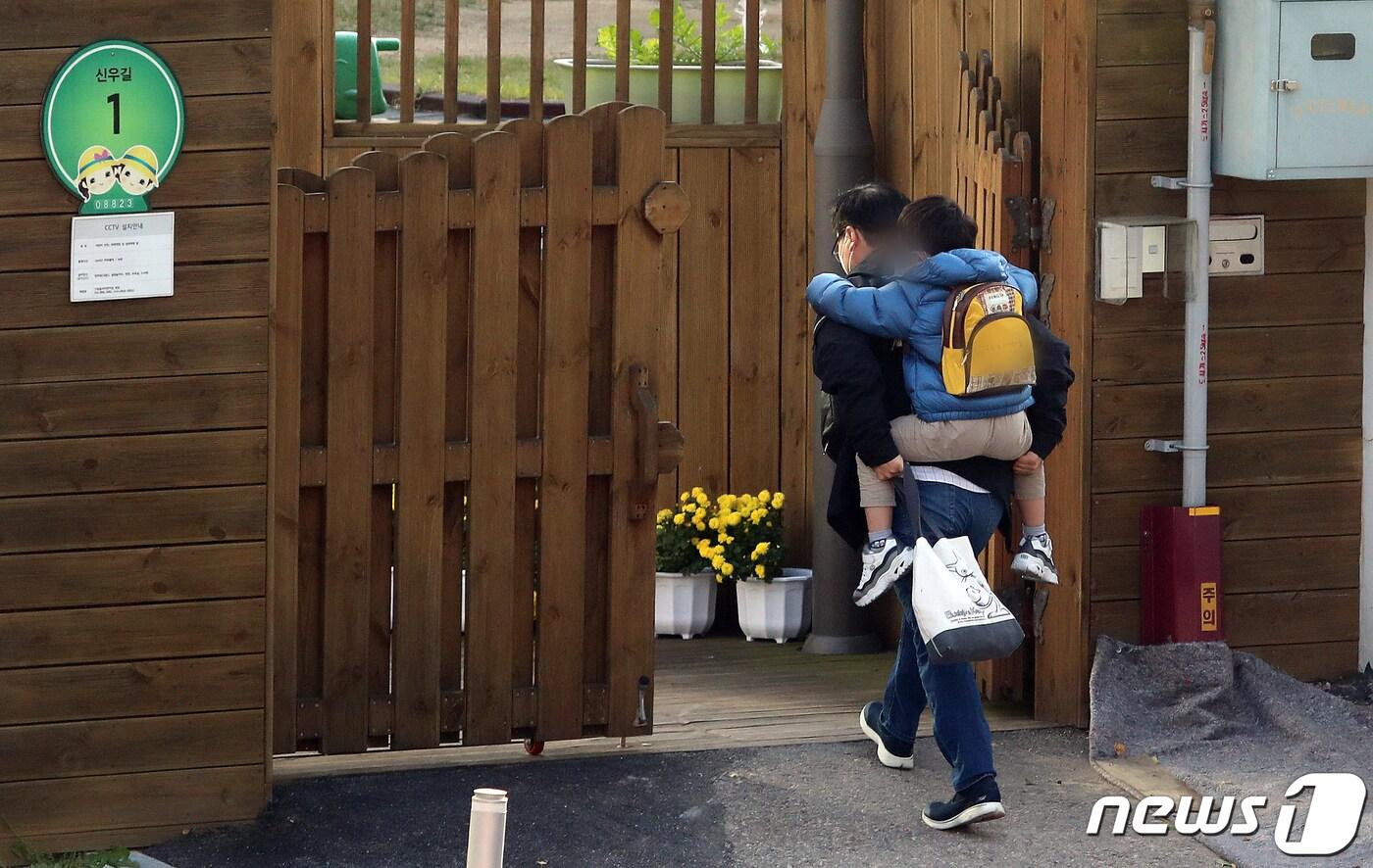 본문 이미지 - 서울의 한 어린이집으로 부모들이 자녀를 등원 시키고 있다. /뉴스1 ⓒ News1 김진환 기자