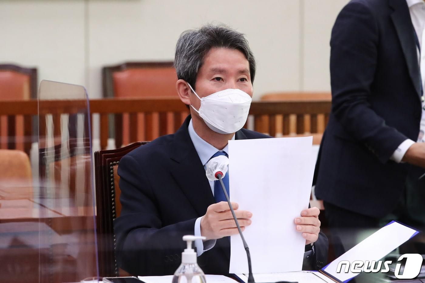 이인영 통일부 장관이 18일 국회 외교통일위원회에서 열린 통일부, 민주평화통일자문회의사무처, 북한이탈주민지원재단, 남북교류협력지원협회에 대한 국정감사에 참석하고 있다. 2021.10.18/뉴스1 ⓒ News1 오대일 기자