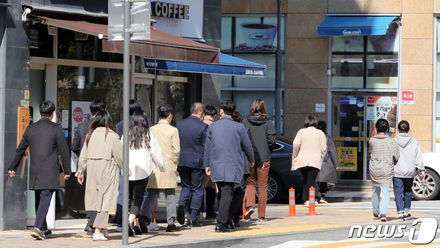 본문 이미지 - 18일 세종시 어진동 정부세종청사에서 공무원들이 점심식사를 위해 식당가로 이동하고 있다. (사진은 기사 내용과 무관함) 2021.10.18 ⓒ 뉴스1 장수영 기자