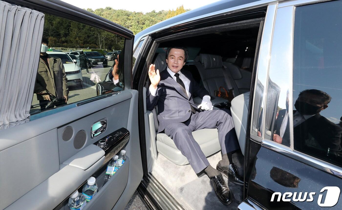본문 이미지 - 중앙선관위에 대선후보 예비후보자 등록을 마친 허경영 국가혁명당 명예대표가 2021년 10월 18일 오전 서울 동작구 국립현충원을 방문해 현충탑에 참배를 마치고 롤스로이스 차량을 타고 이동하며 지지자들과 인사를 하고 있다. 2021.10.18/뉴스1 ⓒ News1 박세연 기자