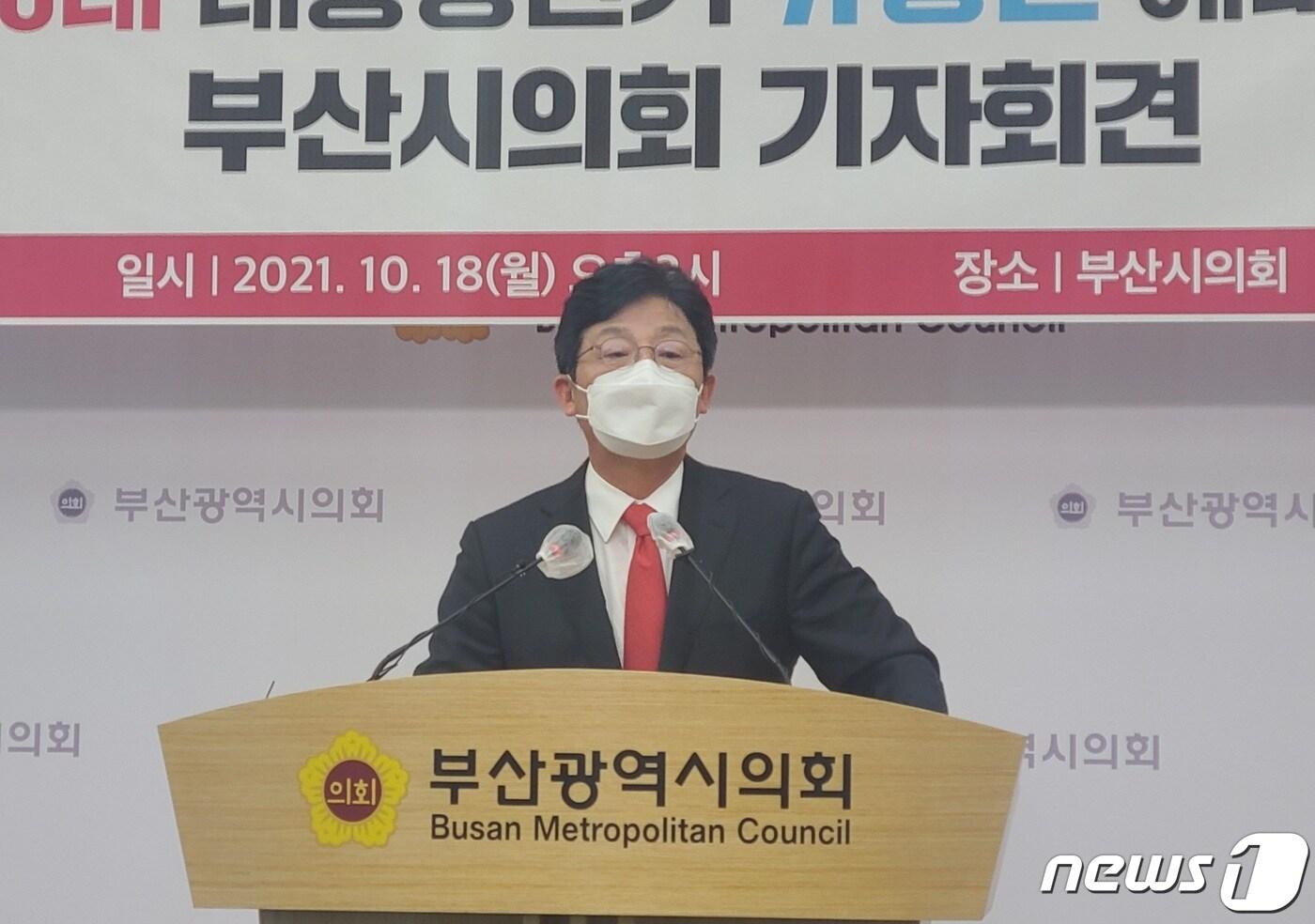 본문 이미지 - 유승민 국민의힘 대선 경선 후보가 18일 오후 2시 부산시의회 브리핑룸에서 부울경 지역 공약을 발표하고 있다.2021.10.18/ⓒ 뉴스1 노경민 기자