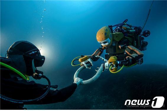 본문 이미지 - 스탠포드대학 인공지능연구소에서 개발한 수중 휴머노이드 로봇인 &#39;OceanOne&#39;&#40;스탠포드대학 인공지능연구소 누리집 갈무리&#41;ⓒ 뉴스1