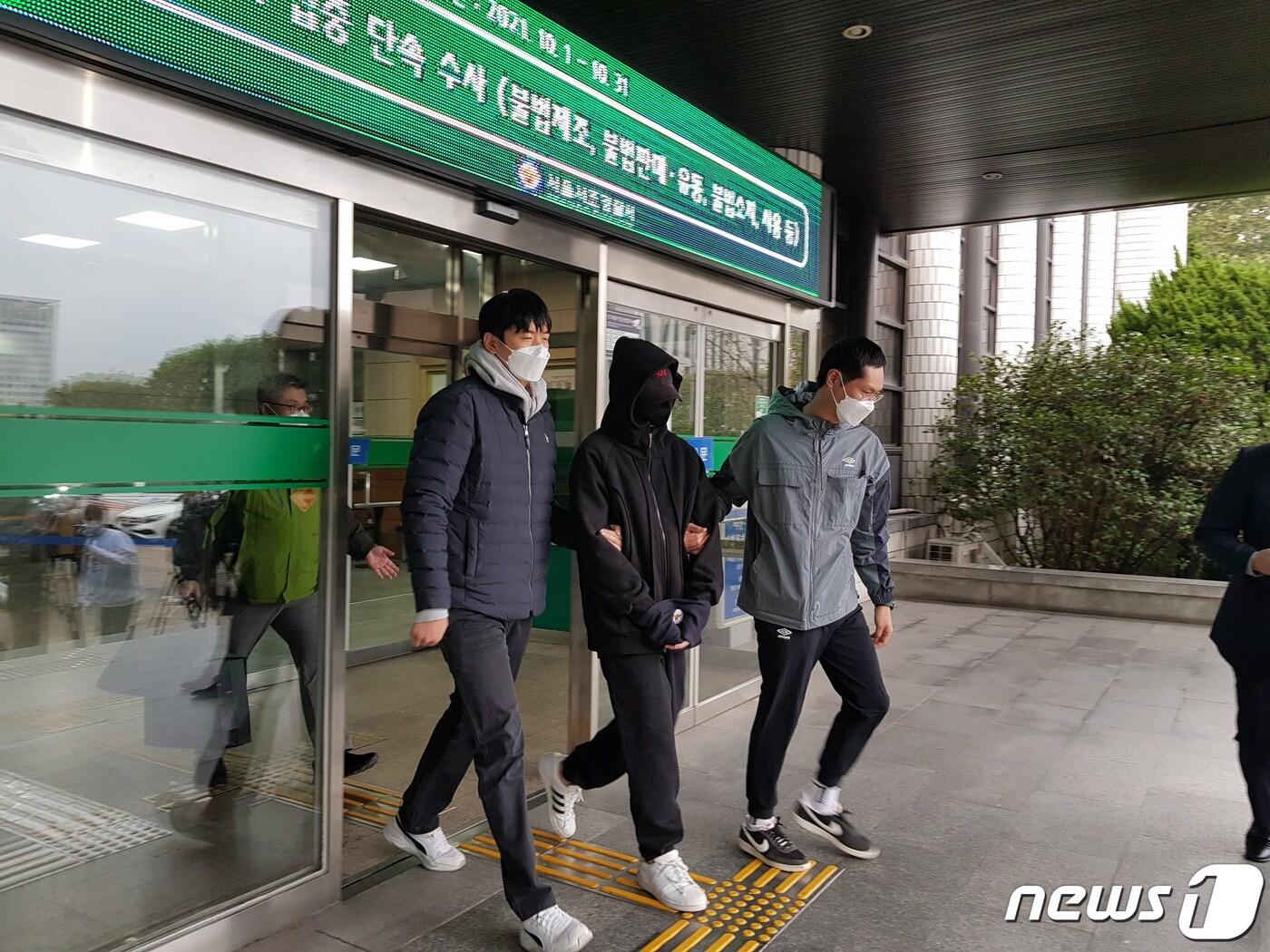 본문 이미지 - 무면허 운전과 음주측정 거부·경찰관 폭행 등 혐의로 입건된 장제원 국민의힘 의원 아들인 래퍼 노엘(본명 장용준)이 19일  서울 서초구 서초경찰서에서 검찰로 송치되고 있다. 2021.10.19/뉴스1 ⓒ News1 이정후 기자