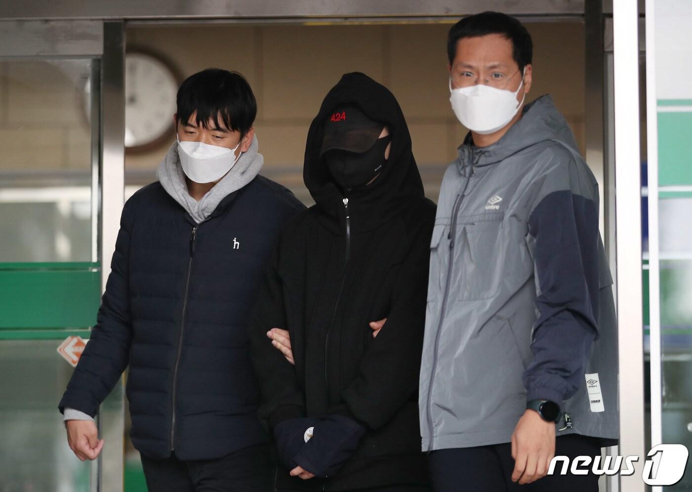 본문 이미지 - 무면허 운전과 음주측정 거부·경찰관 폭행혐의로 구속된 장제원 국민의힘 의원 아들인 래퍼 노엘(본명 장용준)이 19일 서울 서초구 서초경찰서에서 나와 검찰로 송치되고 있다. 2021.10.19/뉴스1 ⓒ News1 박정호 기자