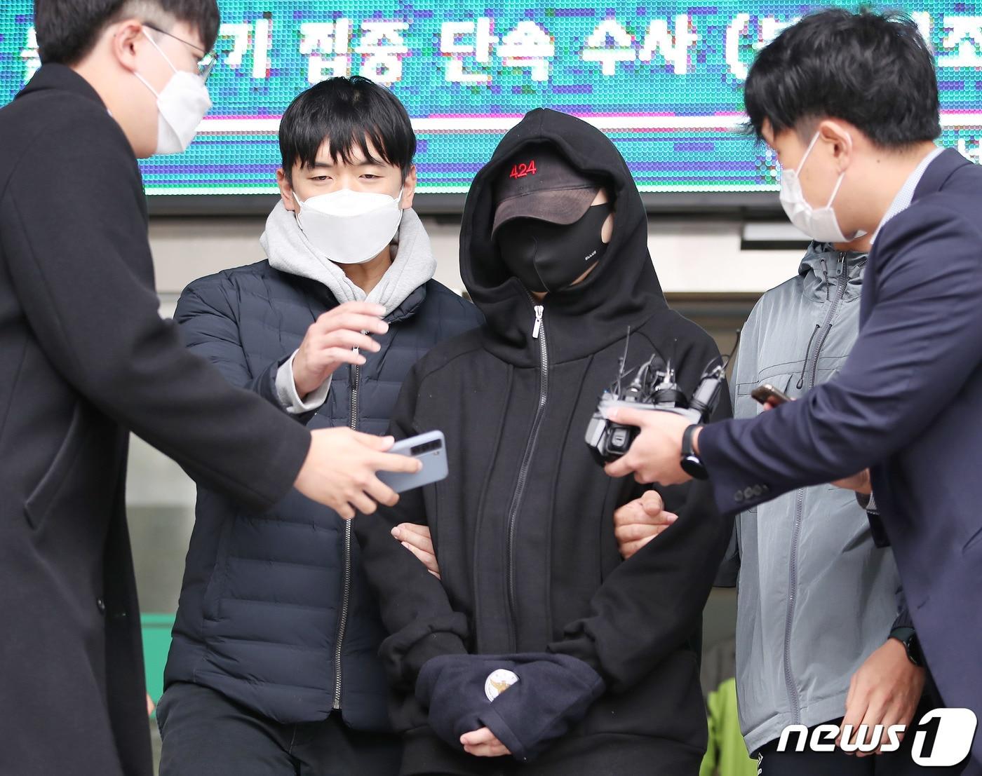 본문 이미지 - 무면허 운전과 음주측정 거부·경찰관 폭행 등 혐의로 구속된 장제원 국민의힘 의원 아들인 래퍼 노엘(본명 장용준)이 19일 서울 서초구 서초경찰서에서 나와 검찰로 송치되고 있다. 2021.10.19/뉴스1 ⓒ News1 박정호 기자