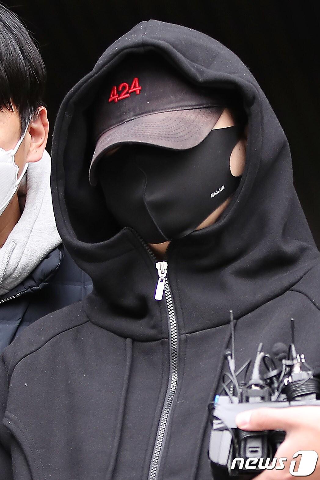 본문 이미지 - 무면허 운전과 음주측정 거부·경찰관 폭행 등 혐의로 구속된 장제원 국민의힘 의원 아들인 래퍼 노엘(본명 장용준)이 19일 서울 서초구 서초경찰서에서 나와 검찰로 송치되고 있다. 2021.10.19/뉴스1 ⓒ News1 박정호 기자