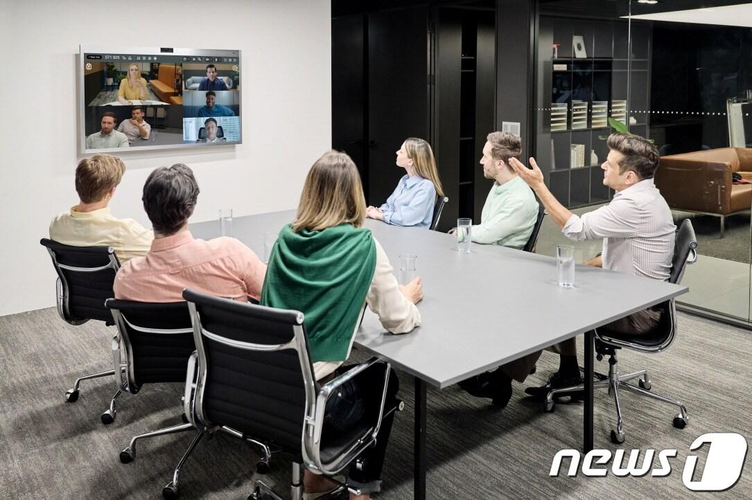 본문 이미지 - LG전자가 고성능 카메라와 마이크, 화상회의 솔루션, 전자칠판 등을 모두 내장해 비대면 라이스프타일에 최적화한 올인원 인터렉티브 스크린 LG 원퀵을 선보인다. (LG전자 제공)ⓒ 뉴스1