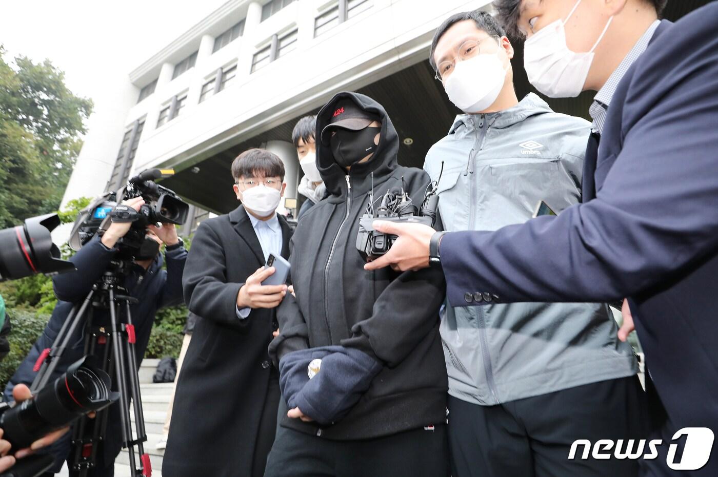 본문 이미지 - 무면허 운전과 음주측정 거부·경찰관 폭행 등 혐의로 구속된 장제원 국민의힘 의원 아들인 래퍼 노엘(본명 장용준)이 지난  10월19일 서울 서초구 서초경찰서에서 나와 검찰로 송치되고 있다. 2021.10.19/뉴스1 ⓒ News1 박정호 기자